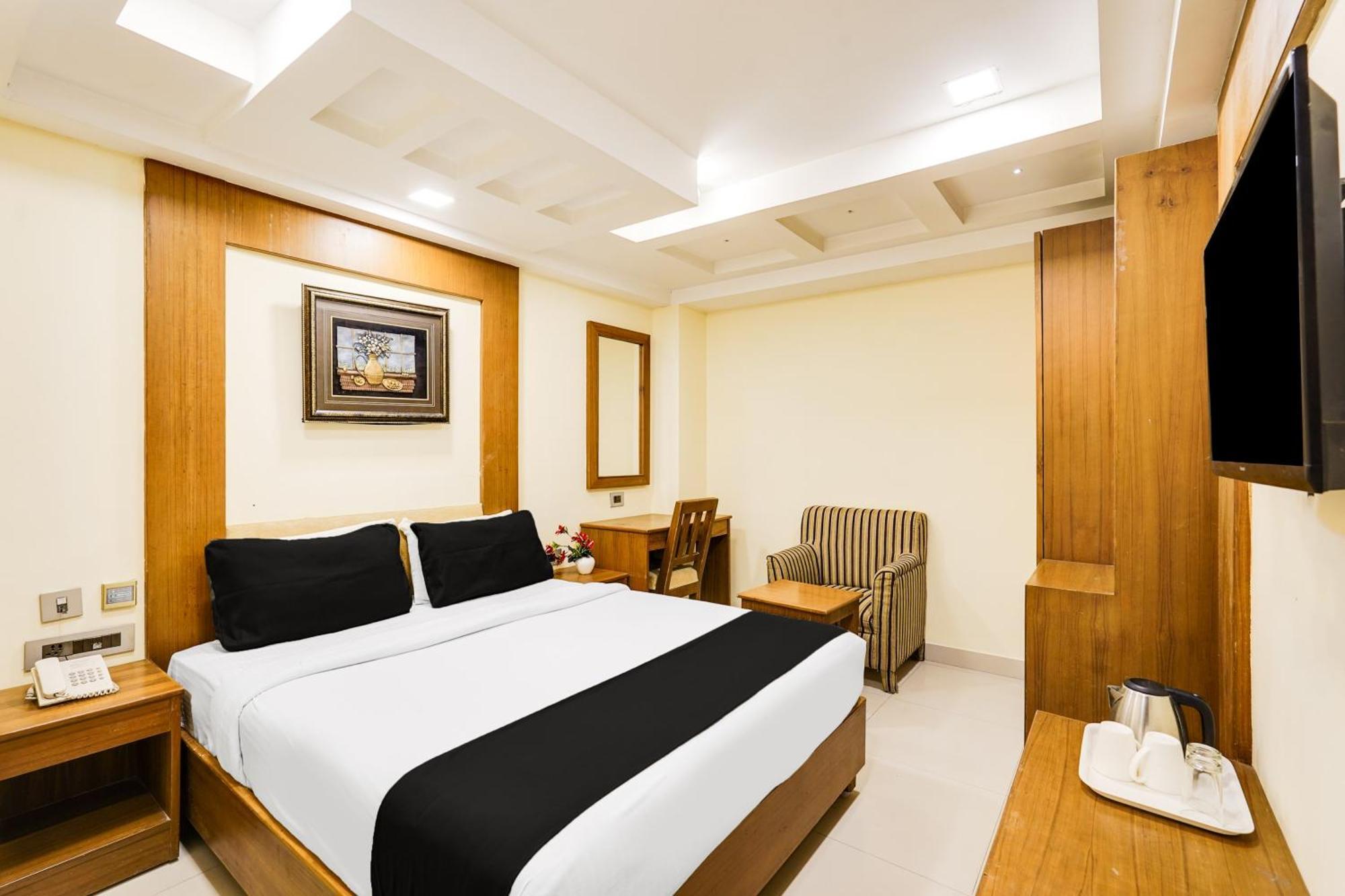 Super Townhouse Oak Alandur Near Chennai Airport Formerly Vijay Park 외부 사진